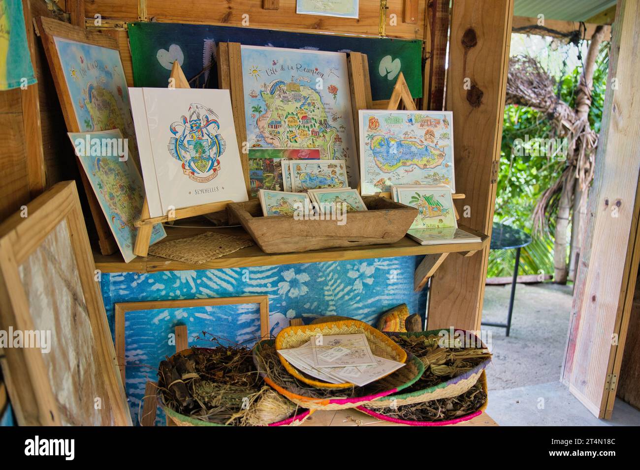 Roots Seychelles, Illustrationskarten in ihrer Boutique in ihrer Werkstatt Mahe Seychelles Stockfoto