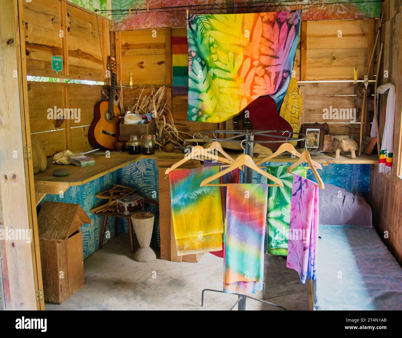 Roots Seychelles, Illustrationskarten in ihrer Boutique in ihrer Werkstatt Mahe Seychelles Stockfoto