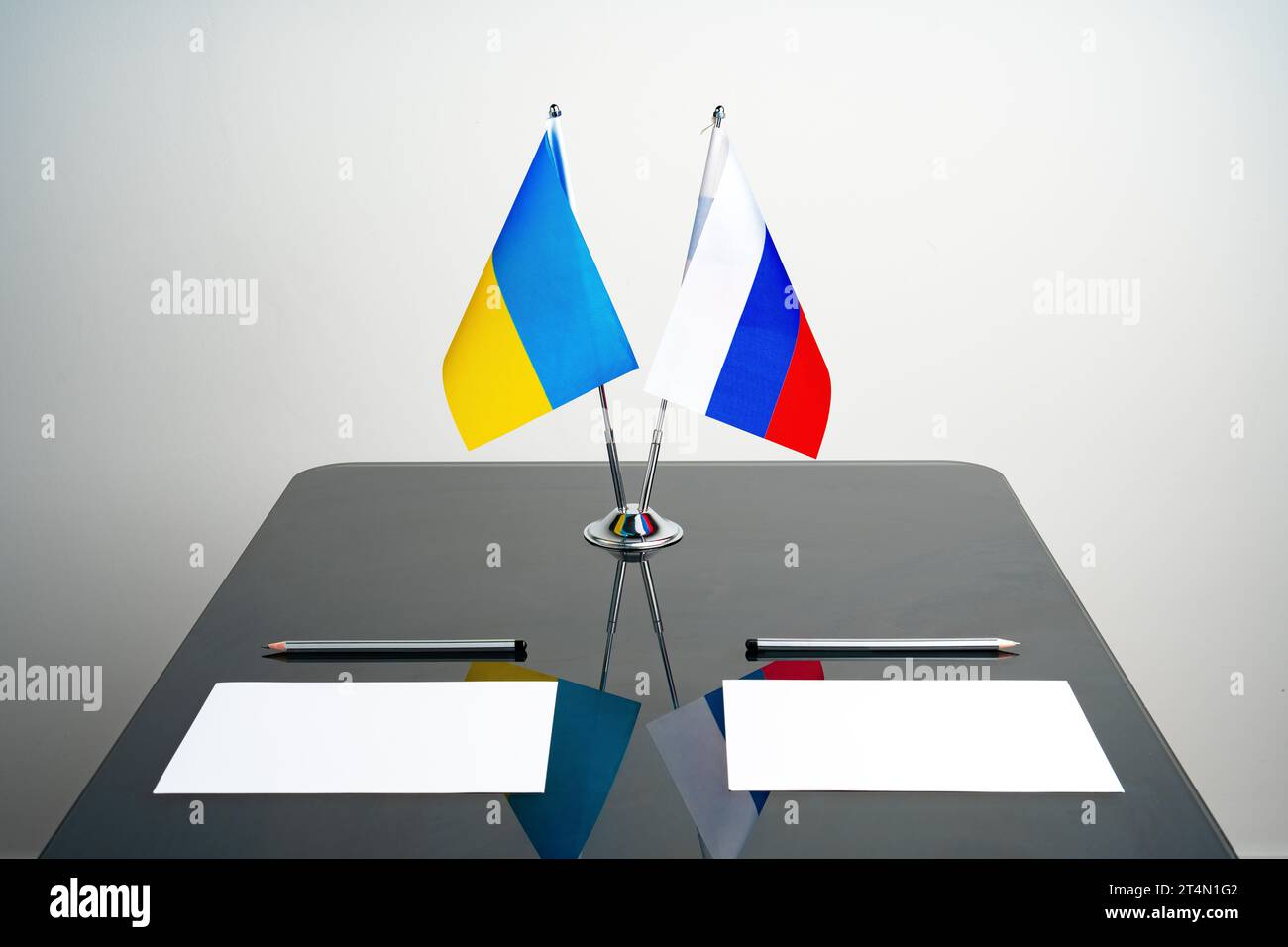 Rußland und die Ukraine stehen auf dem Verhandlungstisch Stockfoto