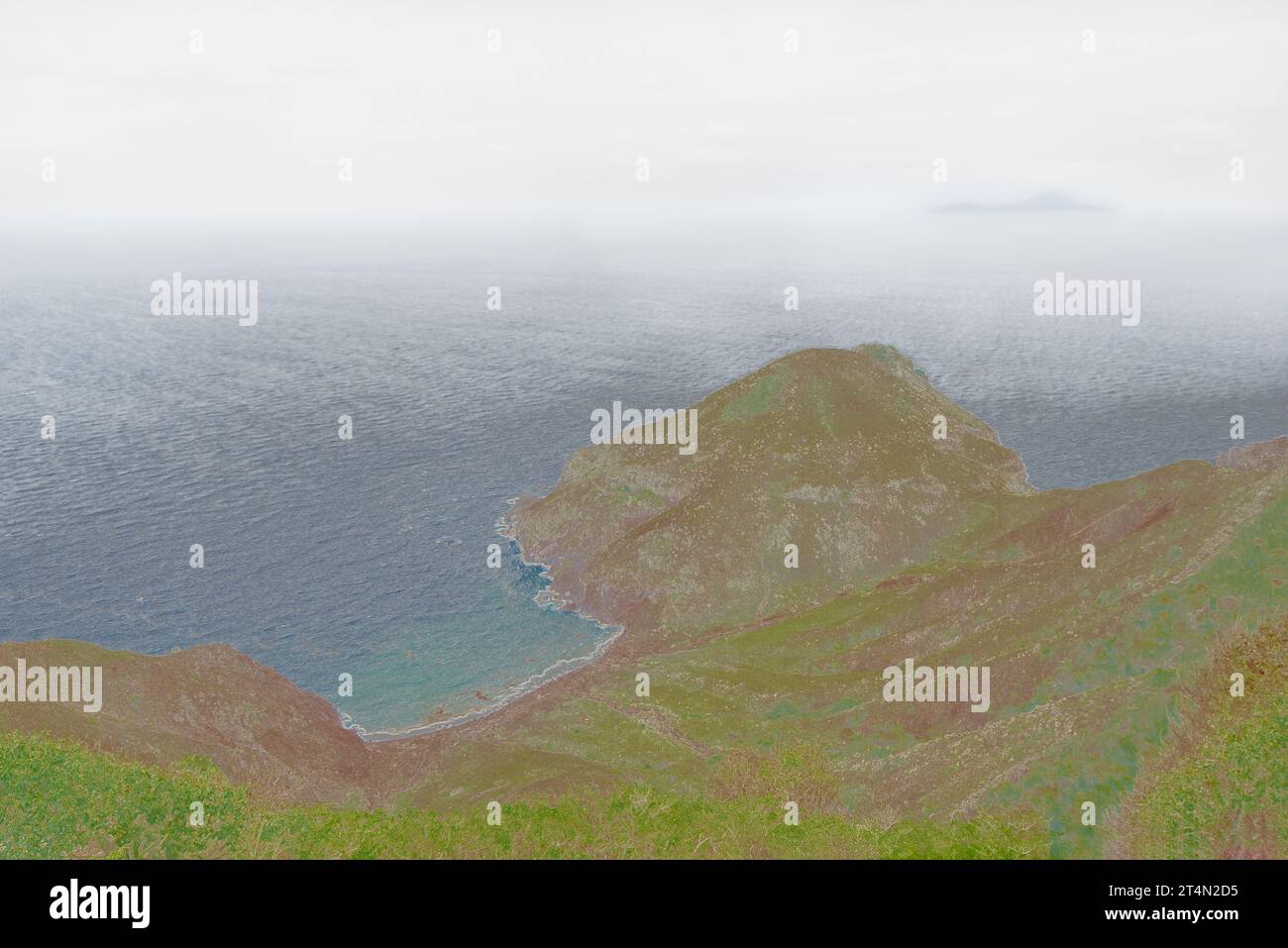 Blick über die Küste von Saba, der unberührten Königin der Karibik, um St.. Eustatius, weit weg im Nebel. Stockfoto