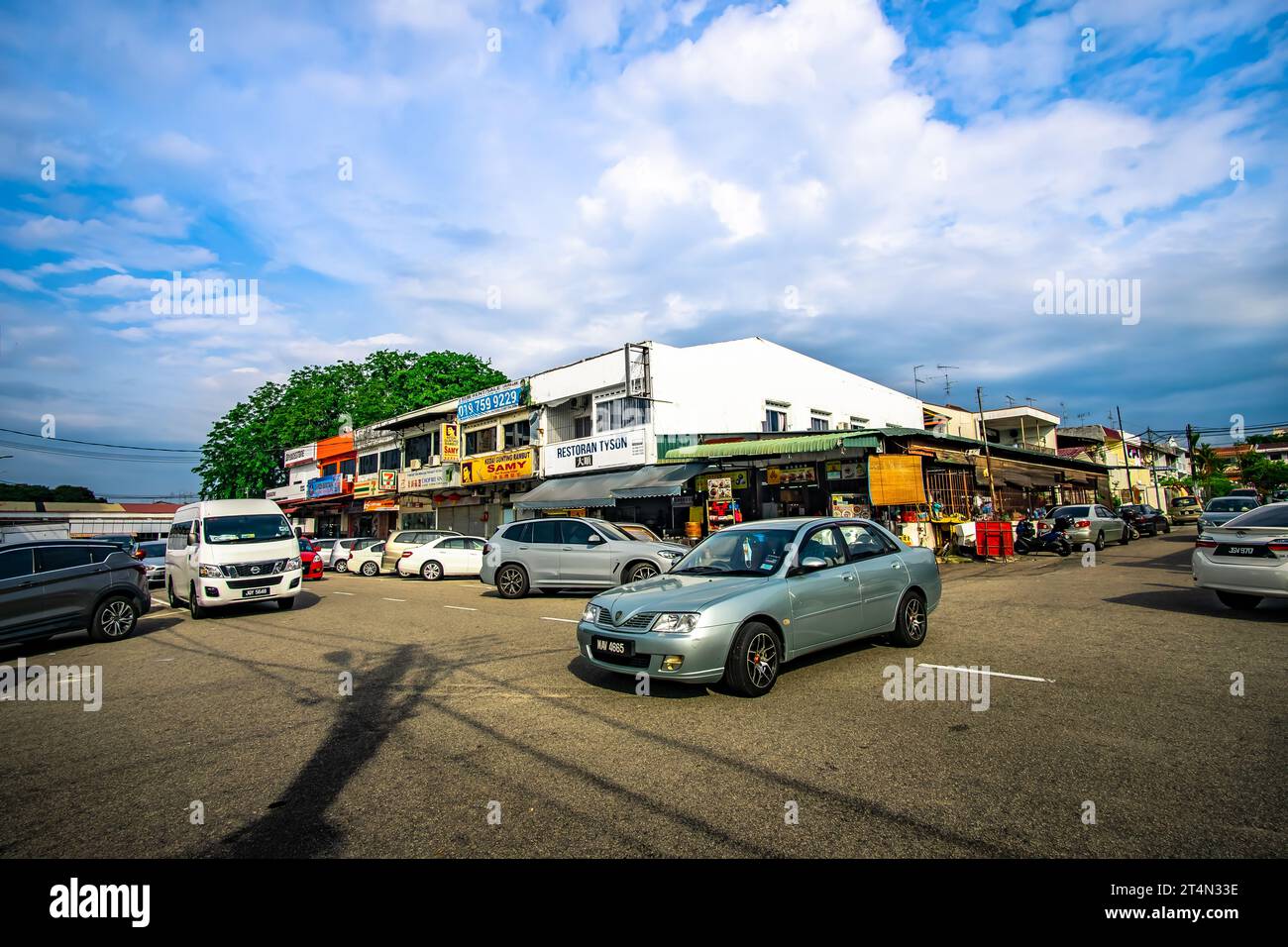 Fahrzeuge auf der Straße in Johore Bahru, Malaysia. Stockfoto