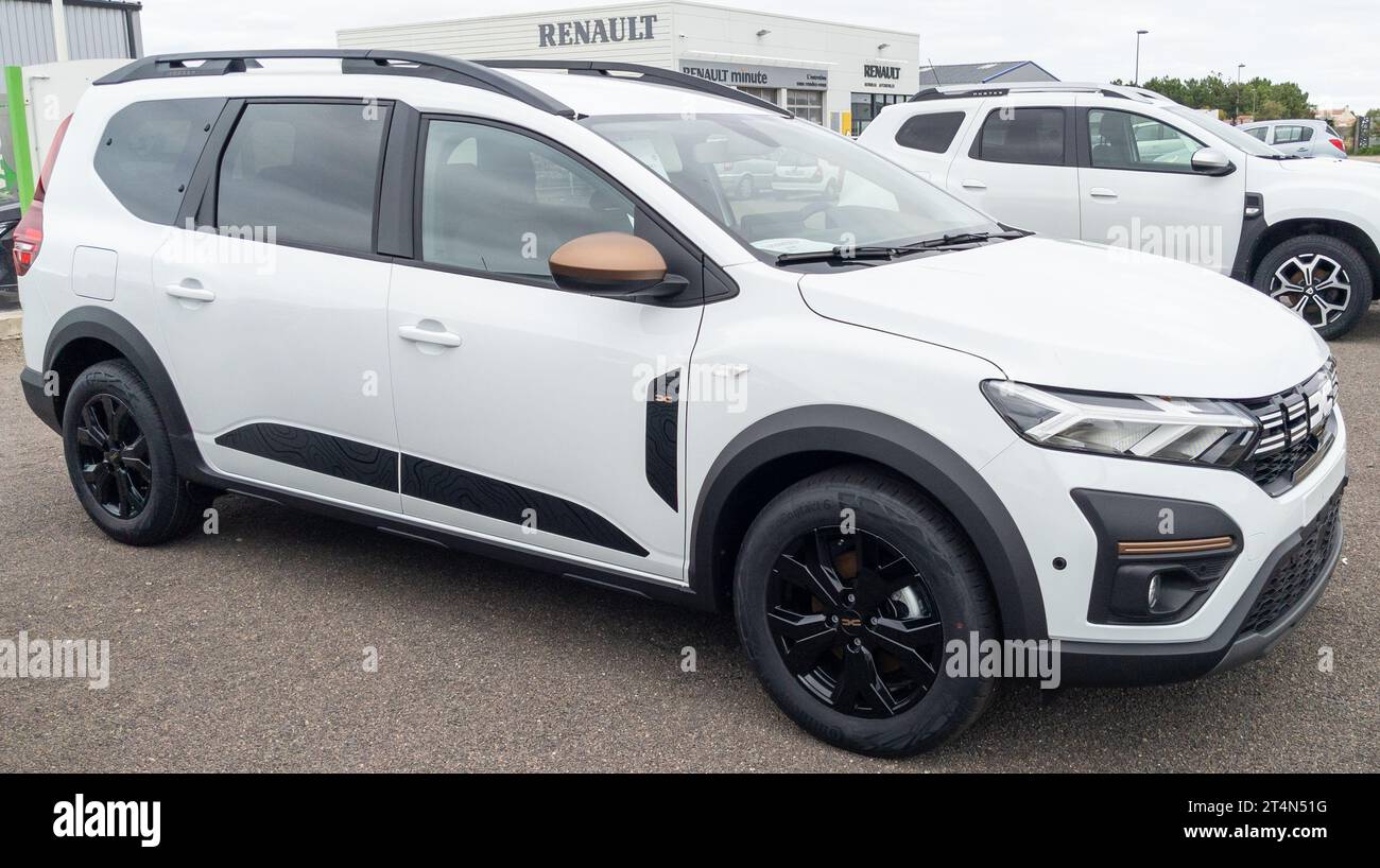 Bordeaux, Frankreich - 10 19 2023 : Dacia Jogger Car White suv neuer DC Modern SW Vehicle aus Rumänien Stockfoto