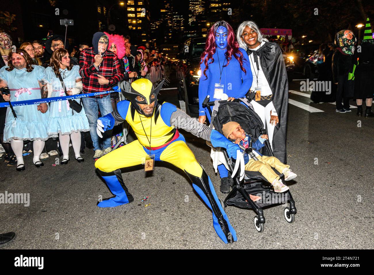 New York, USA. 31. Oktober 2023. Jumaane Williams (L) und seine Familie tragen Kostüme bei der 50. Jährlichen Village Halloween Parade in Manhattan. Quelle: Enrique Shore/Alamy Live News Stockfoto