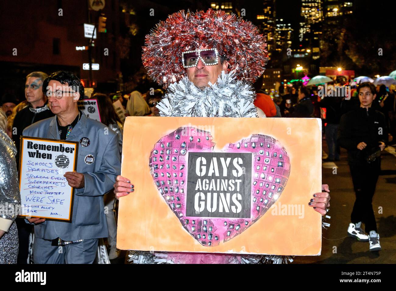 New York, USA. 31. Oktober 2023. Eine Gruppe von „Gay Agasint Guns“ nimmt an der 50. Jährlichen Village Halloween Parade in Manhattan Teil. Quelle: Enrique Shore/Alamy Live News Stockfoto