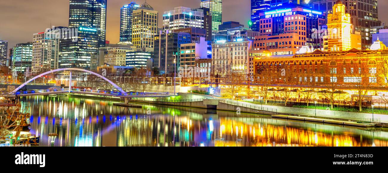 Das Bild bietet einen Panoramablick auf die Skyline von Melbourne South Bank bei Nacht Stockfoto