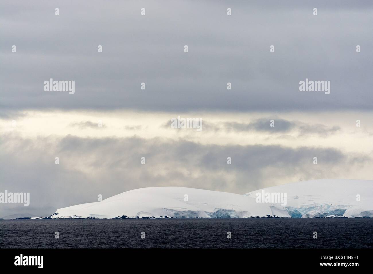 Weiße Wolke über der schneebedeckten Insel. antarktische Halbinsel. antarktis Stockfoto