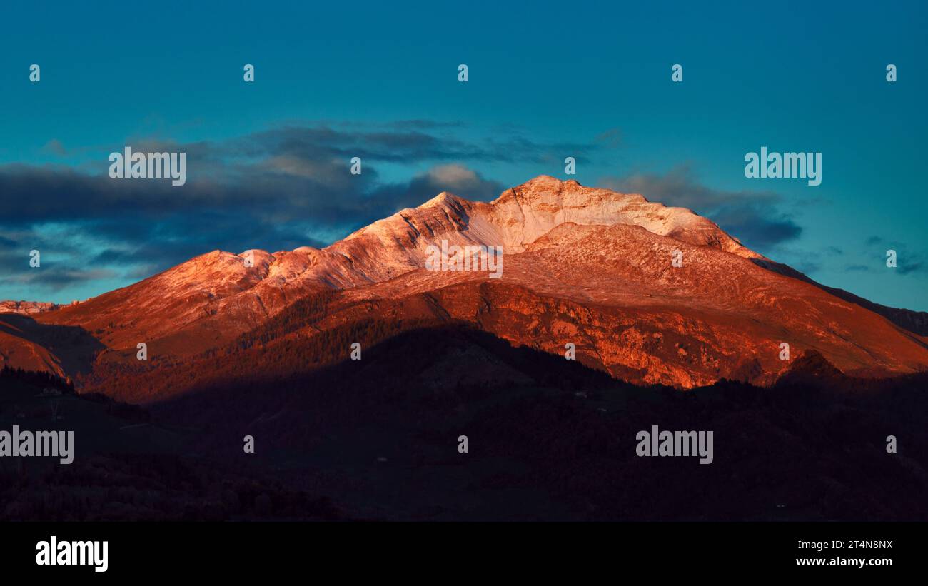 Landschaft mit Bergen, beleuchtet von der letzten Sonne des Tages Stockfoto