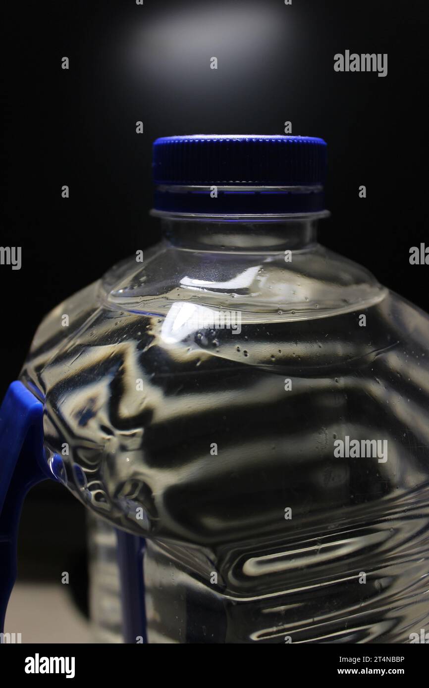 Großer Kunststoffbehälter zur Wasserlagerung isoliert auf schwarzem Hintergrund Stockfoto