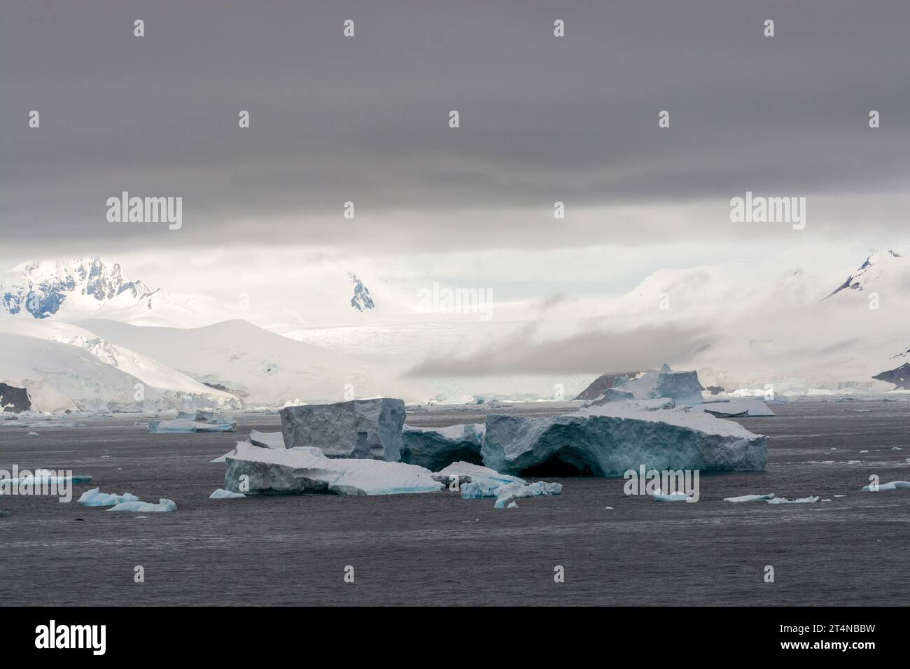 Eisberge vor der eisigen Küste von danco. antarktische Halbinsel. antarktis Stockfoto