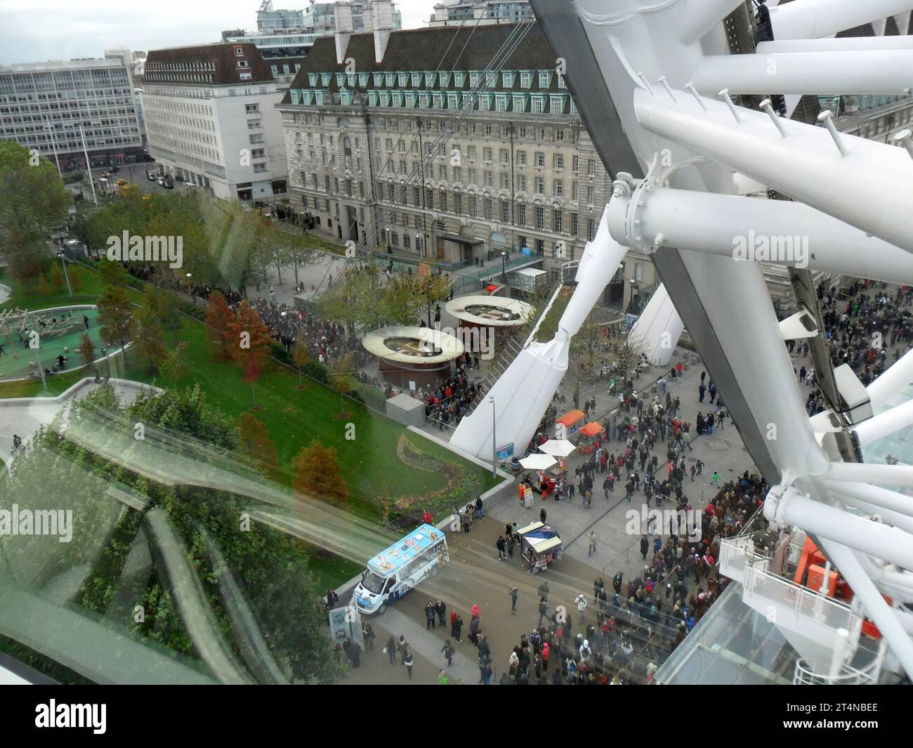 Auf winzige Leute, die auf dem London Eye anstehen Stockfoto