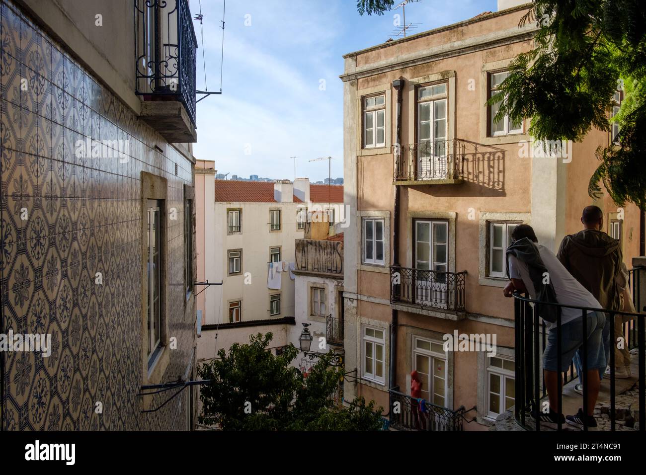 Impressionen aus den Straßen der Altstadt von Lissabon, Portugal im Oktober 2023. Stockfoto