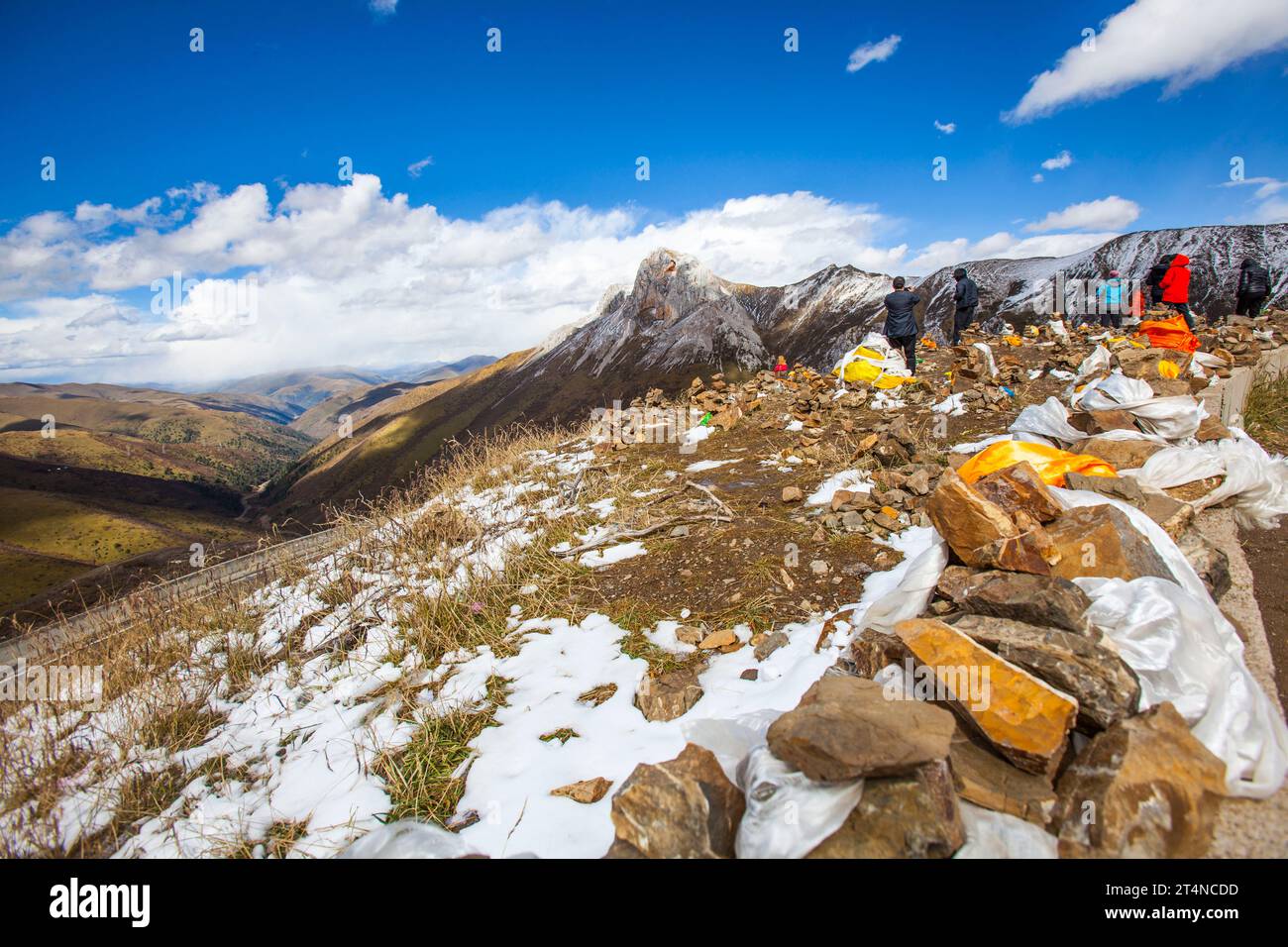 GANZI, CHINA - 11. OKTOBER 2023 - Touristen genießen die Landschaft am Berg Nailong in der Autonomen tibetischen Präfektur Ganzi, dem südwestchinesischen Sichuan Pro Stockfoto
