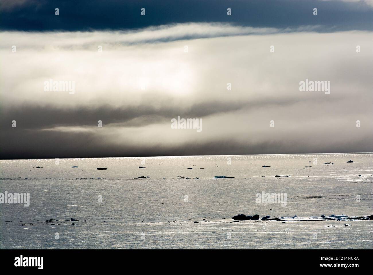 Eisberge vor niedrigen Wolken, die eiskalte Gewässer in der Nähe der Hope Bay bedecken. antarktische Halbinsel. antarktis Stockfoto