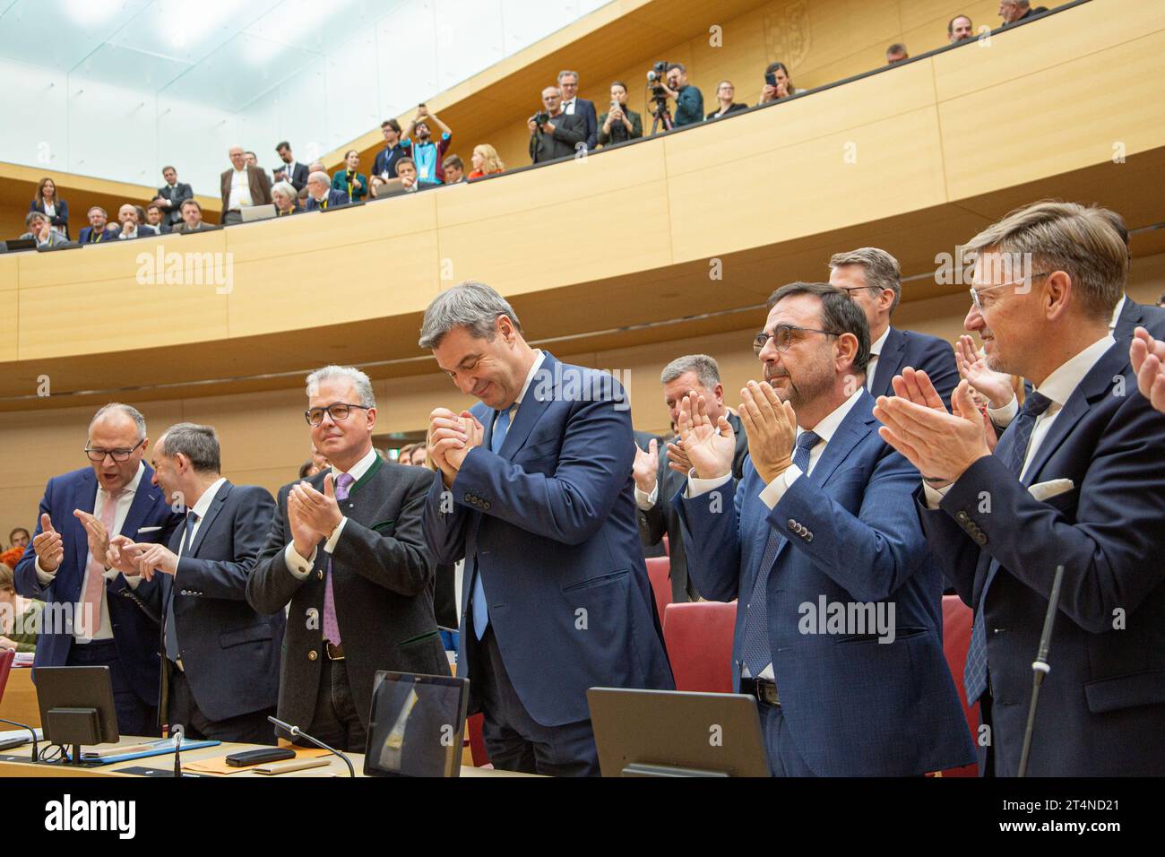 Freier Wähler Fraktionsvorsitzender Florian Streibl, CSU Fraktionschef Klaus Holetschek, Ministerpräsident Markus Söder ( CSU ) bei der Sitzung des bayerischen Landtags am 31.10.2023 in München. Es gab die erste Debatte des neuen Legislaturperiode und der Ministerpräsident wurde gewählt. -- Florian Streibl, Klaus Holetschek, Ministerpräsident Markus Soeder ( CSU ) bei der Sitzung des Bayerischen landtags am 31. Oktober 2023 in München. Es gab die erste Debatte über die neue Legislaturperiode, und der Ministerpräsident wurde gewählt. (Foto: Alexander Pohl/SIPA USA) Stockfoto