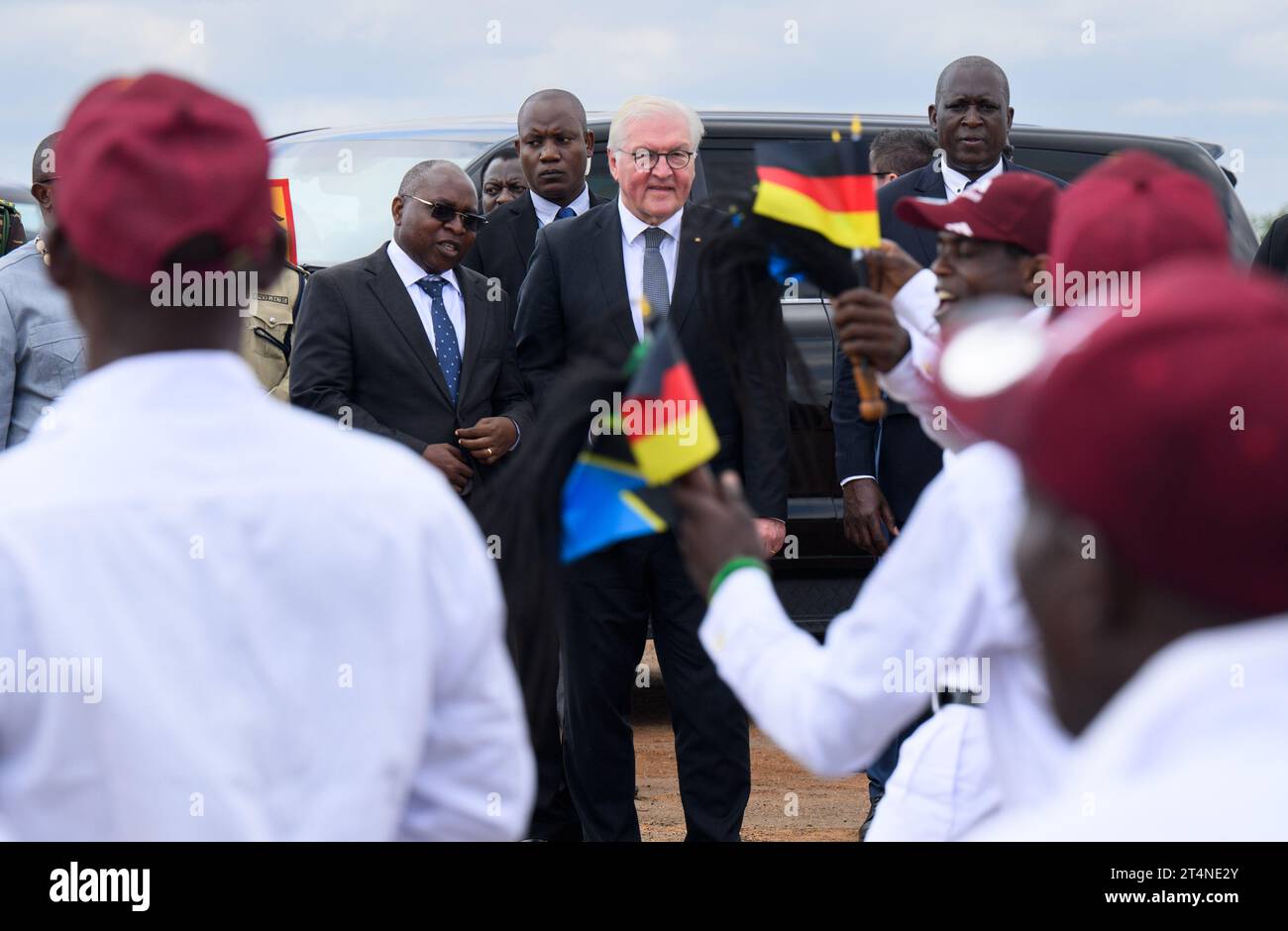 Songea, Tansania. November 2023. Bundespräsident Frank-Walter Steinmeier wird am Flughafen Songea von Labian Thomas (r), Premierminister von Ruvuma, Damas Ndumbaro (2. V. l.), Minister für Kunst, Kultur und Sport und einer Tanzgruppe begrüßt. Er beendete seine Tansania-Reise am Mittwoch mit einem Beitrag zur Auseinandersetzung mit der deutschen Kolonialgeschichte und traf Familien in Songea, deren Vorfahren in einem brutalen Krieg in der Kolonie Deutsch-Ostafrika ums Leben kamen. Quelle: Bernd von Jutrczenka/dpa/Alamy Live News Stockfoto