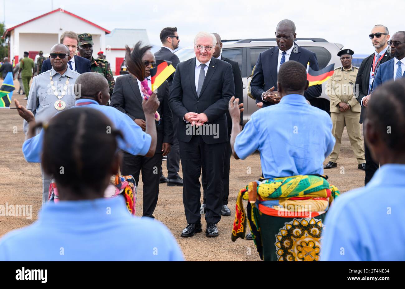 Songea, Tansania. November 2023. Bundespräsident Frank-Walter Steinmeier wird am Flughafen Songea von Labian Thomas (r), Premierminister von Ruvuma, Damas Ndumbaro (2. V. l.), Minister für Kunst, Kultur und Sport und einer Tanzgruppe begrüßt. Er beendete seine Tansania-Reise am Mittwoch mit einem Beitrag zur Auseinandersetzung mit der deutschen Kolonialgeschichte und traf Familien in Songea, deren Vorfahren in einem brutalen Krieg in der Kolonie Deutsch-Ostafrika ums Leben kamen. Quelle: Bernd von Jutrczenka/dpa/Alamy Live News Stockfoto