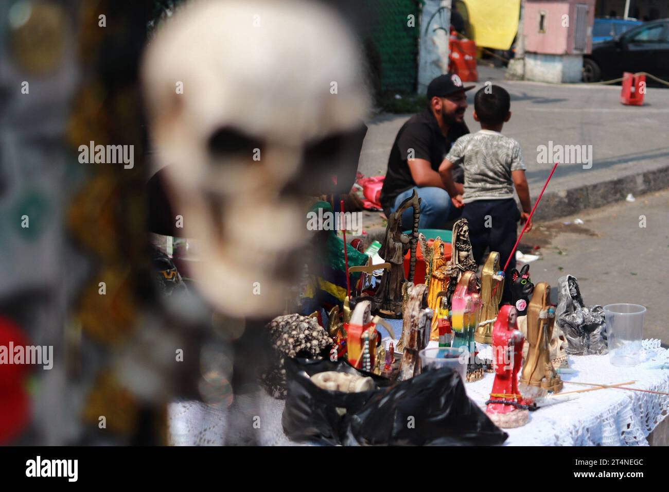 Nicht exklusiv: 31. Oktober 2023 in Mexiko-Stadt, Mexiko: Hunderte von Gläubigen der „Santa Muerte“, auch bekannt als White Girl, besuchen den Altar in Stockfoto