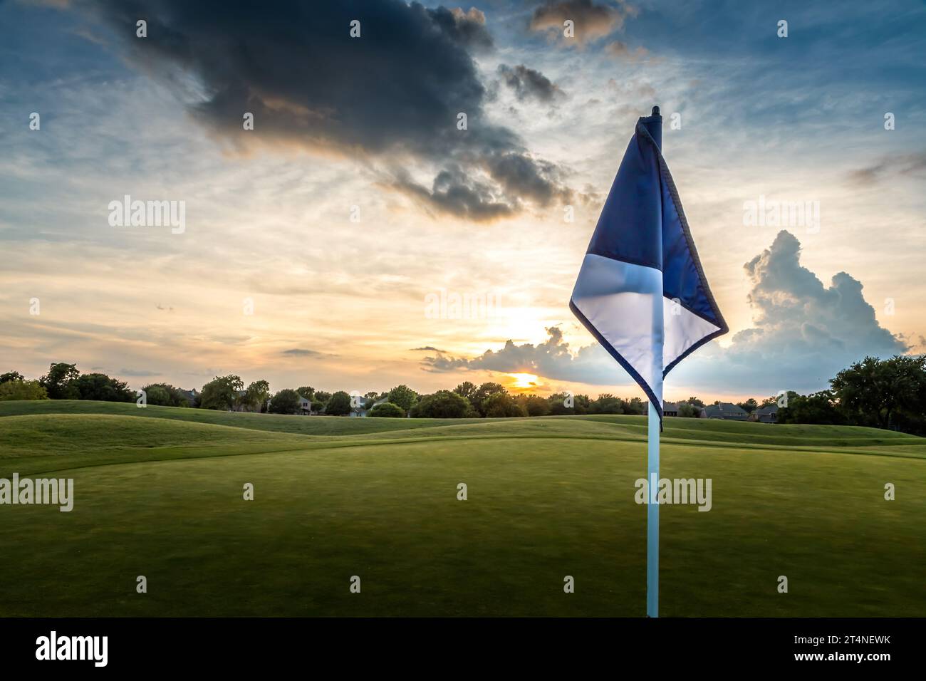 Flagge auf einem texanischen Golfplatz bei Sonnenuntergang Stockfoto