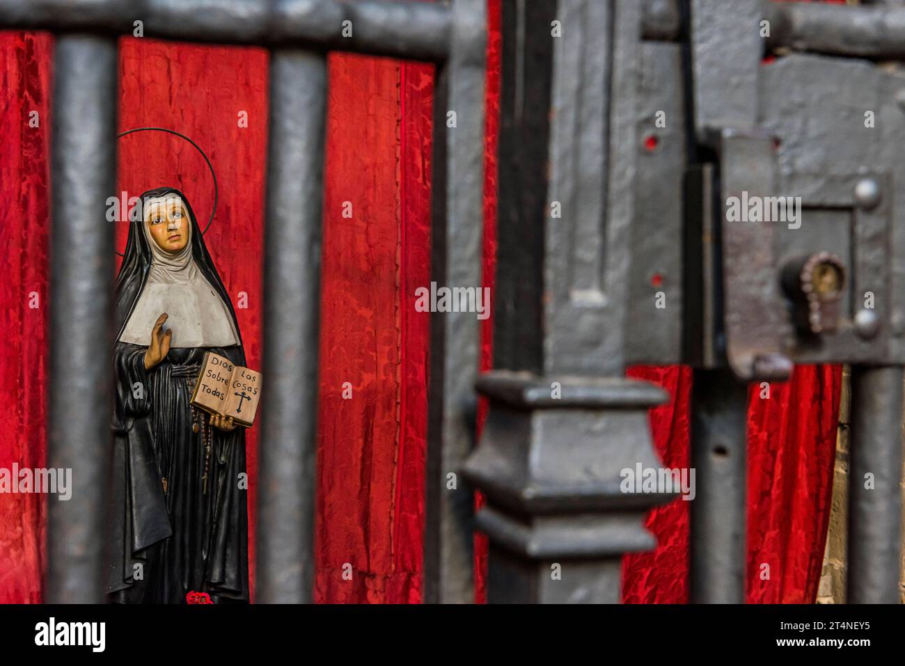 Modell einer betenden Nonne hinter Gittern, Barcelona Stockfoto