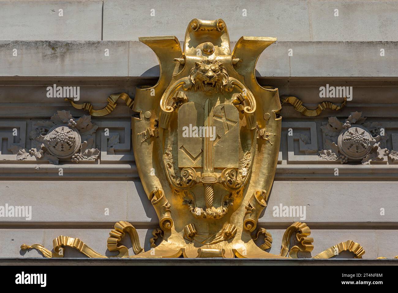 Zeichen des Waffenarztes des Gesetzes vom Justizpalais, über dem Eingang zum Gerichtsgebäude, Paris, Frankreich Stockfoto