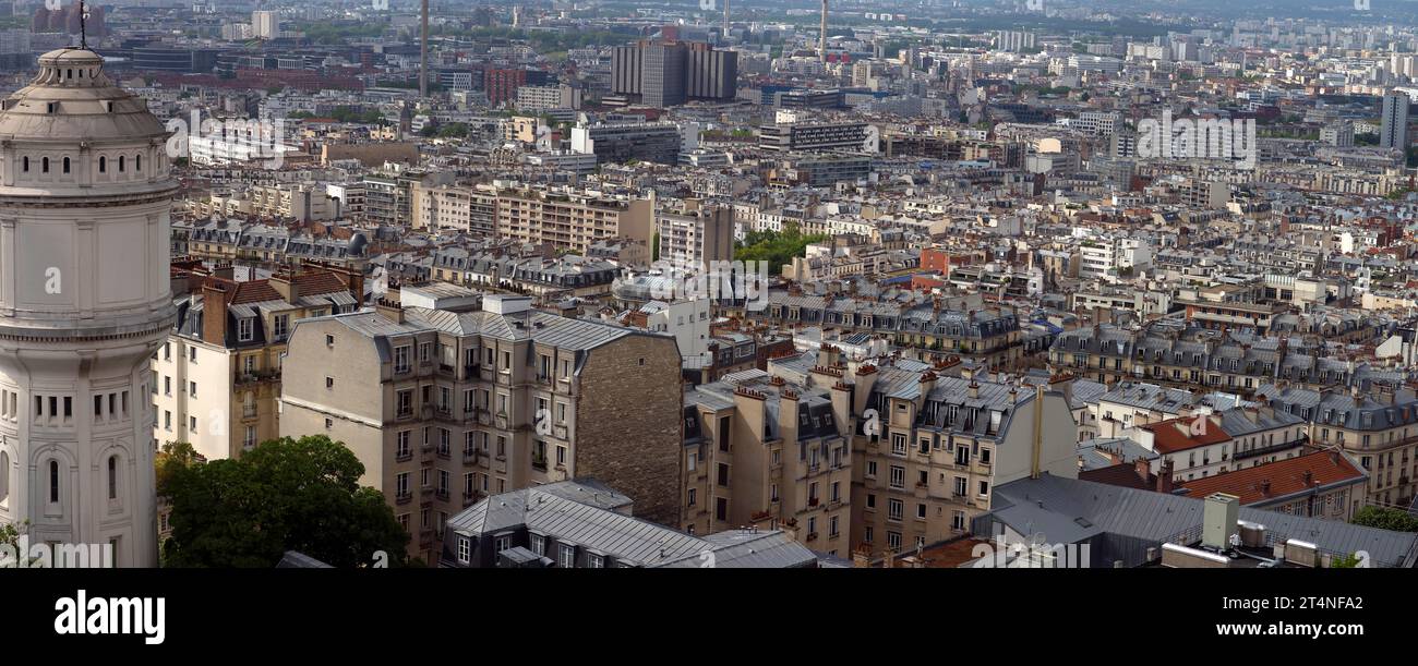 Blick auf einen Stadtteil von Paris vom Sacre Coeur, links ehemaliger Wasserspeicher im 18. Arrondissement von Paris, Frankreich ehemaliges Wasser Stockfoto