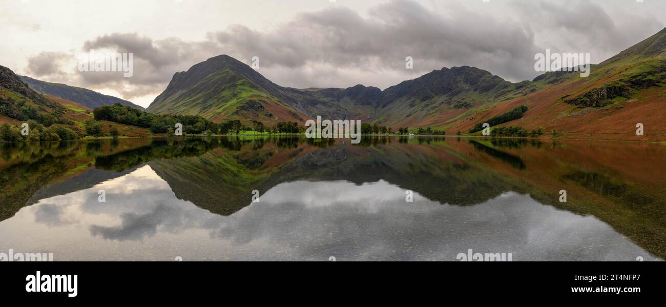 Reflection in Lake Buttermere, Fleetwith Pike, Lake District National Park, Cumbria, England, Großbritannien Stockfoto