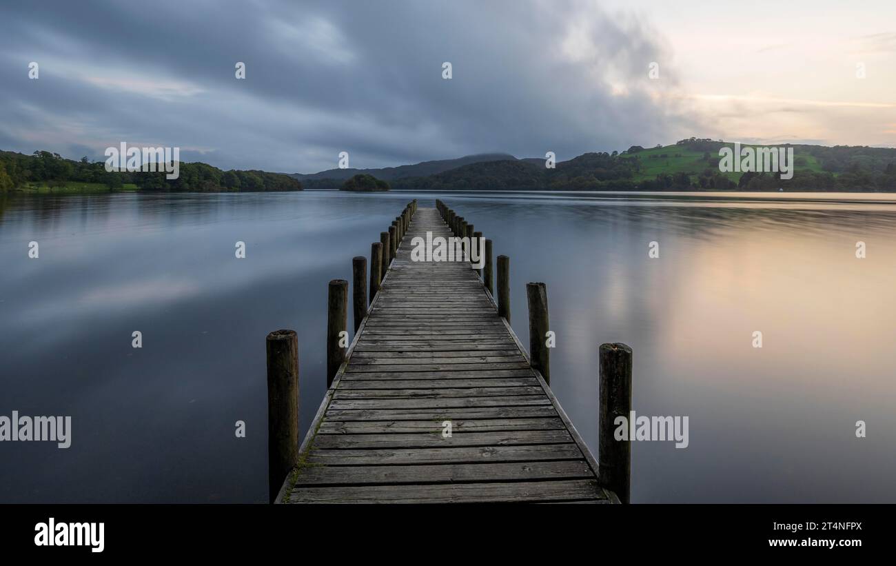 Sonnenuntergang, Coniston Water, Steg im Wasser, Lake District National Park, Cumbria, England, Großbritannien Stockfoto