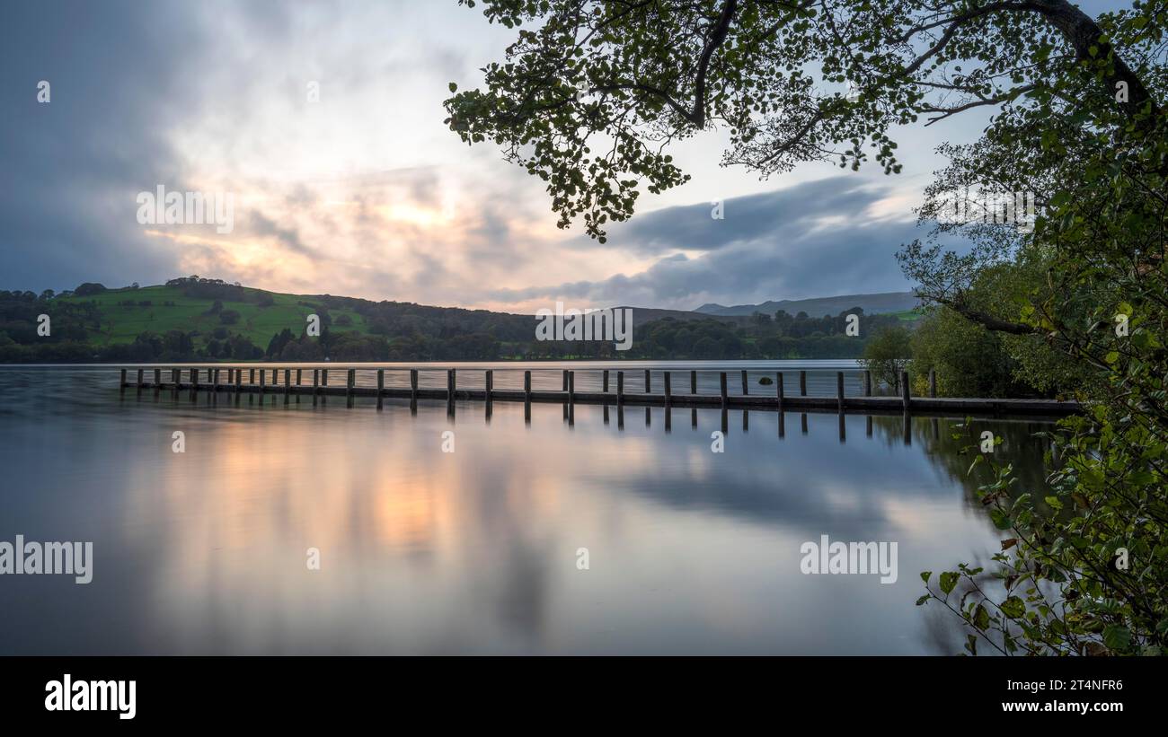 Sonnenuntergang, Coniston Water, Steg im Wasser, Lake District National Park, Cumbria, England, Großbritannien Stockfoto
