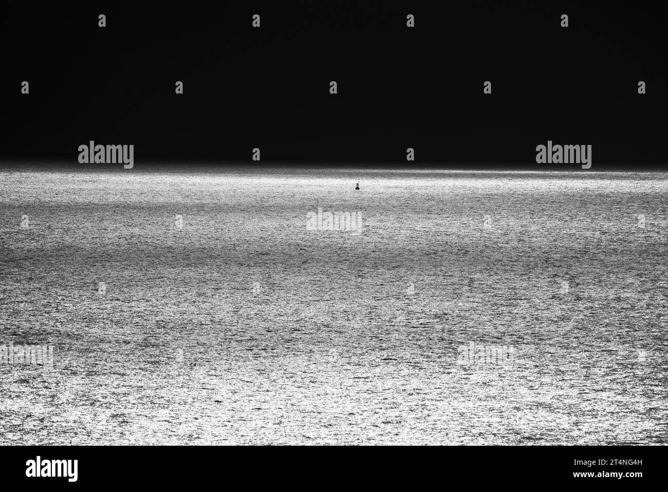 Dunkle Wolken und Sonnenlicht über der Nordsee, de Panne, de Panne, Flandern, Belgien Stockfoto