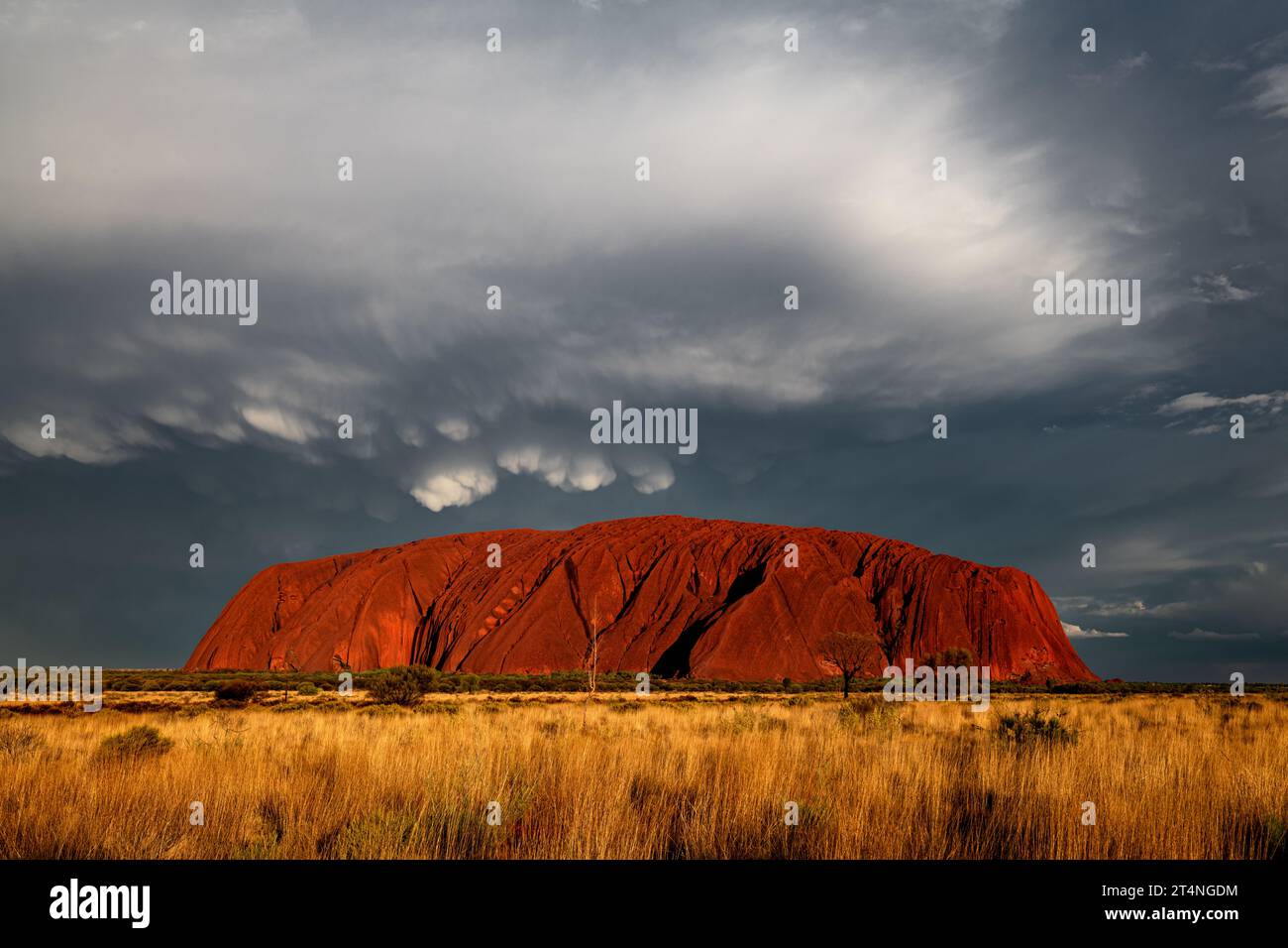Berühmter Uluru unter faszinierenden Wolken. Stockfoto
