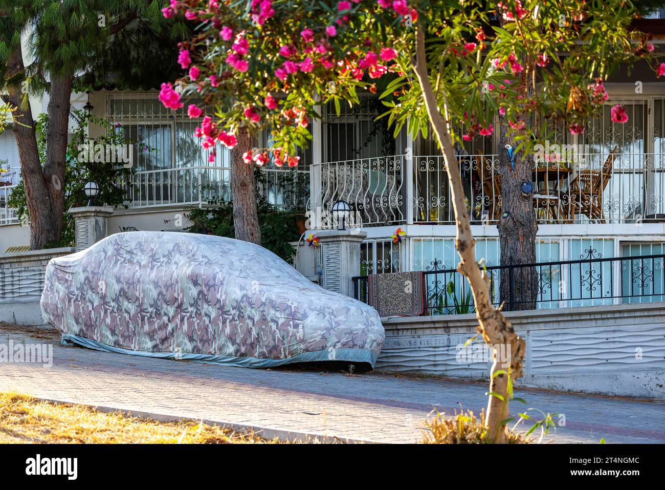 Autoschutzabdeckungen, überdachtes Auto am Straßenrand, bizarr, Kusadasi, Kusadasi, Provinz Aydin, Ägäis, Türkei Stockfoto