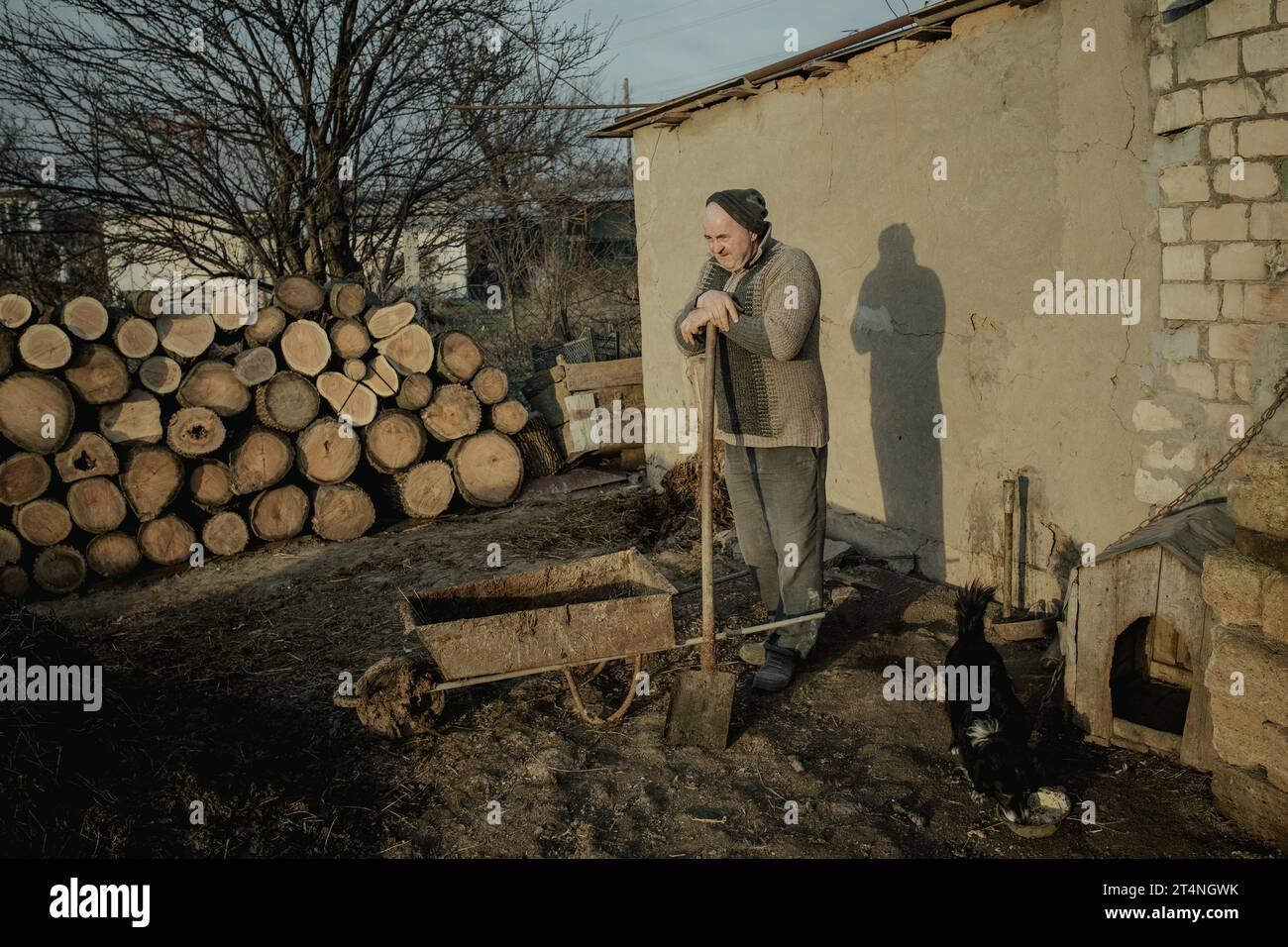 Serhij, 56 Jahre alt, ein Bauer im Dorf Nadeschdiwka, das von April bis November von russischen Truppen besetzt wurde. Serhiy war im Territorium aktiv Stockfoto