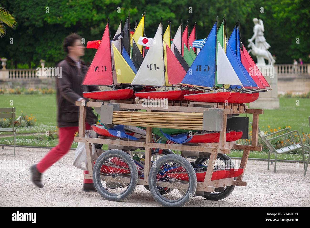 Segelboote für Kinder können im Tuileriengarten, Paris, Frankreich, gemietet werden Stockfoto