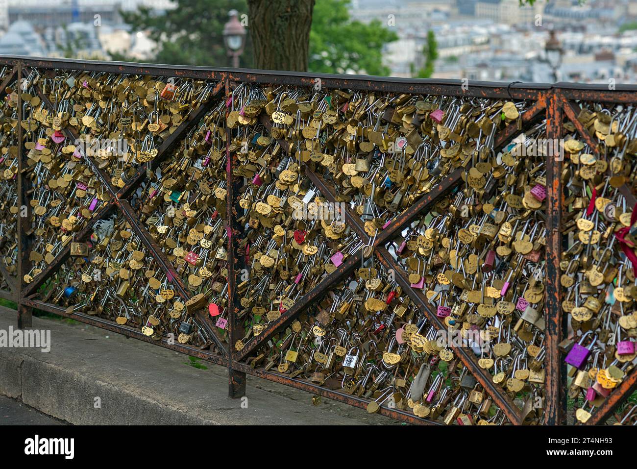 Liebesschlösser auf dem Geländer auf dem Platz vor dem Sacre Ceur, Monmartre, Paris, Frankreich Stockfoto