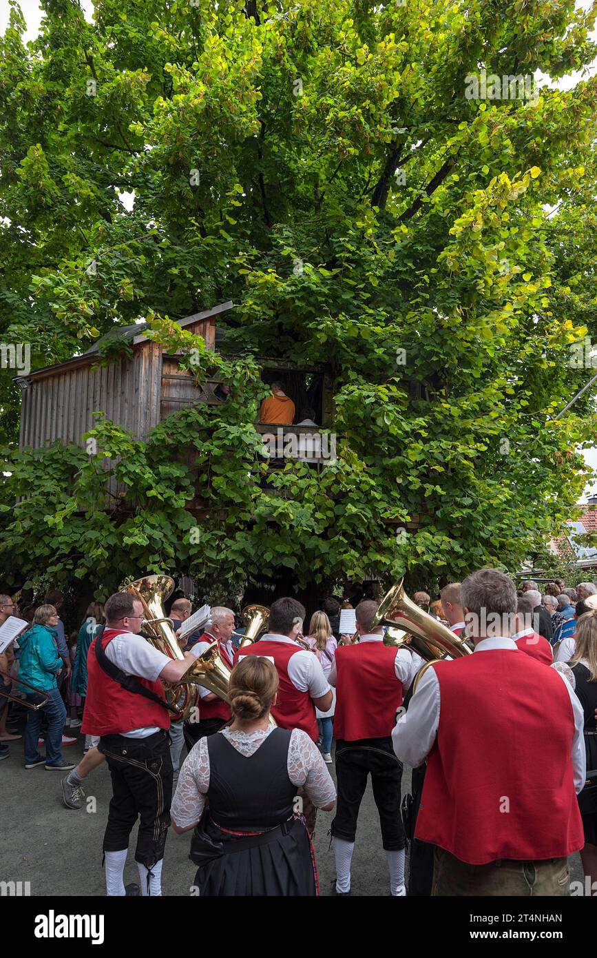 Blaskapelle vor der Tanzlinde beim traditionellen Tanzlindenfest Limmersdorf, Oberfranken, Bayern Stockfoto