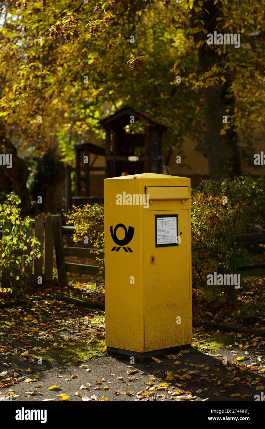 Briefkasten, Briefkasten, gelb, Deutsche Post, Bebenhausen, Herbst, Baden-Württemberg, Deutschland Stockfoto