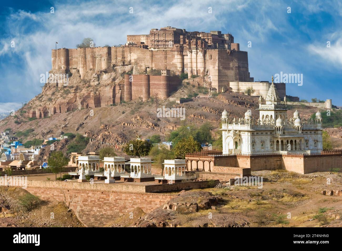 Jaswant Thada, Gedenkstätte aus weißem Marmor, erbaut zum Gedenken an Jaswant Singh II, Mehrangarh Fort im Hintergrund, Jodhpur, Rajasthan, Indien Stockfoto