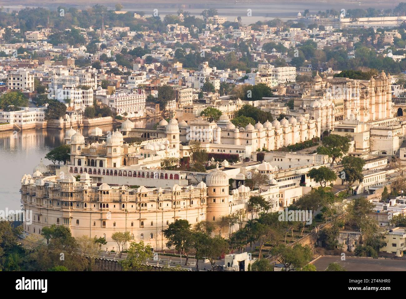 Stadtpalast Udaipur und See Pichola, Rajasthan, Indien Stockfoto
