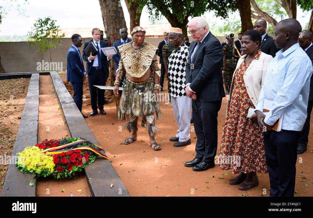 Songea, Tansania. November 2023. Bundespräsident Frank-Walter Steinmeier legt zusammen mit den Nachkommen der Helden des Maji-Maji-Krieges einen Kranz am Denkmal im Songea Memorial Park. Steinmeier beendete seine Tansania-Reise am Mittwoch mit einem Beitrag zur Bewältigung der deutschen Kolonialgeschichte und traf Familien in Songea, deren Vorfahren in einem brutal gekämpften Krieg in der Kolonie Deutsch-Ostafrika ums Leben kamen. Quelle: Bernd von Jutrczenka/dpa/Alamy Live News Stockfoto