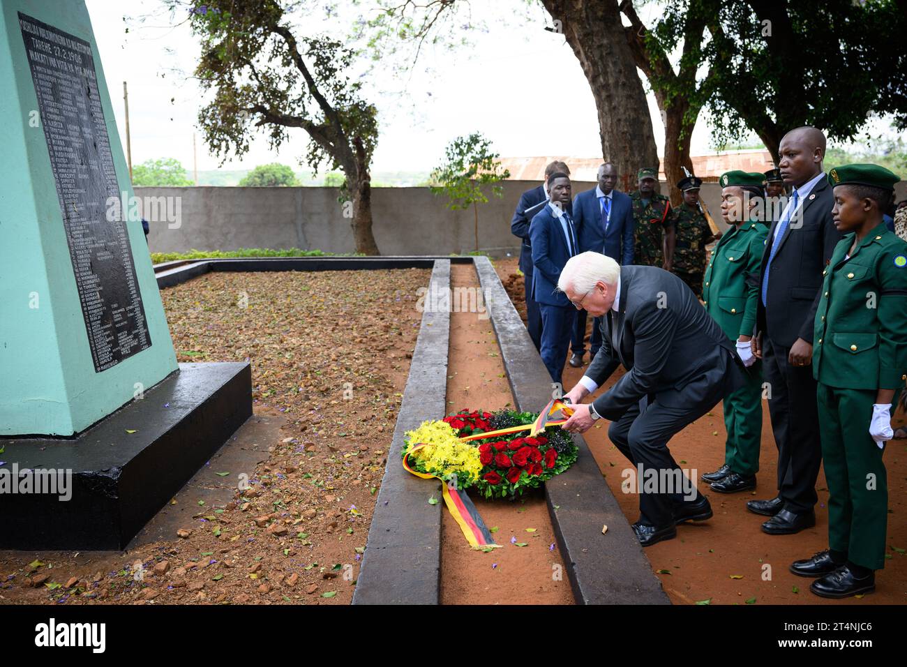 Songea, Tansania. November 2023. Bundespräsident Frank-Walter Steinmeier legt einen Kranz am Denkmal der Helden des Maji-Maji-Krieges im Songea Memorial Park. Er beendete seine Tansania-Reise am Mittwoch mit einem Beitrag zur Auseinandersetzung mit der deutschen Kolonialgeschichte und traf Familien in Songea, deren Vorfahren in einem brutalen Krieg in der Kolonie Deutsch-Ostafrika ums Leben kamen. Quelle: Bernd von Jutrczenka/dpa/Alamy Live News Stockfoto