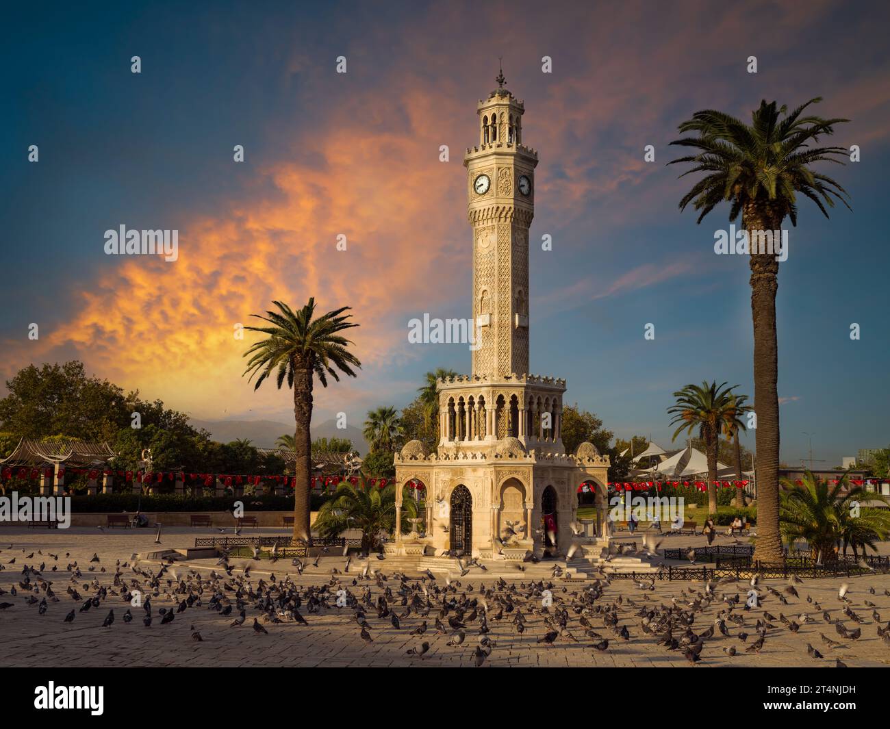 Vormittagszeit am historischen Uhrenturm von Izmir. Mit Beginn der Herbstsaison. Historische und wichtige Reiseziele in der Türkei. Konak-Platz. Tür Stockfoto