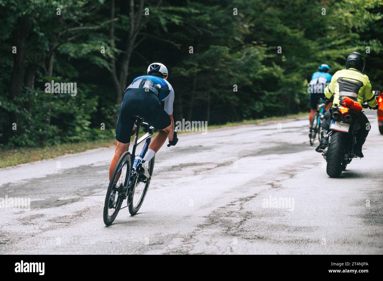 Radfahrfoto. Allein Radfahrer, der auf der Straße fährt und versucht, zurück ins Feld zu kommen. Vorbereitung für Profi-Radtourrennen im Juli in Frankreich. Stockfoto