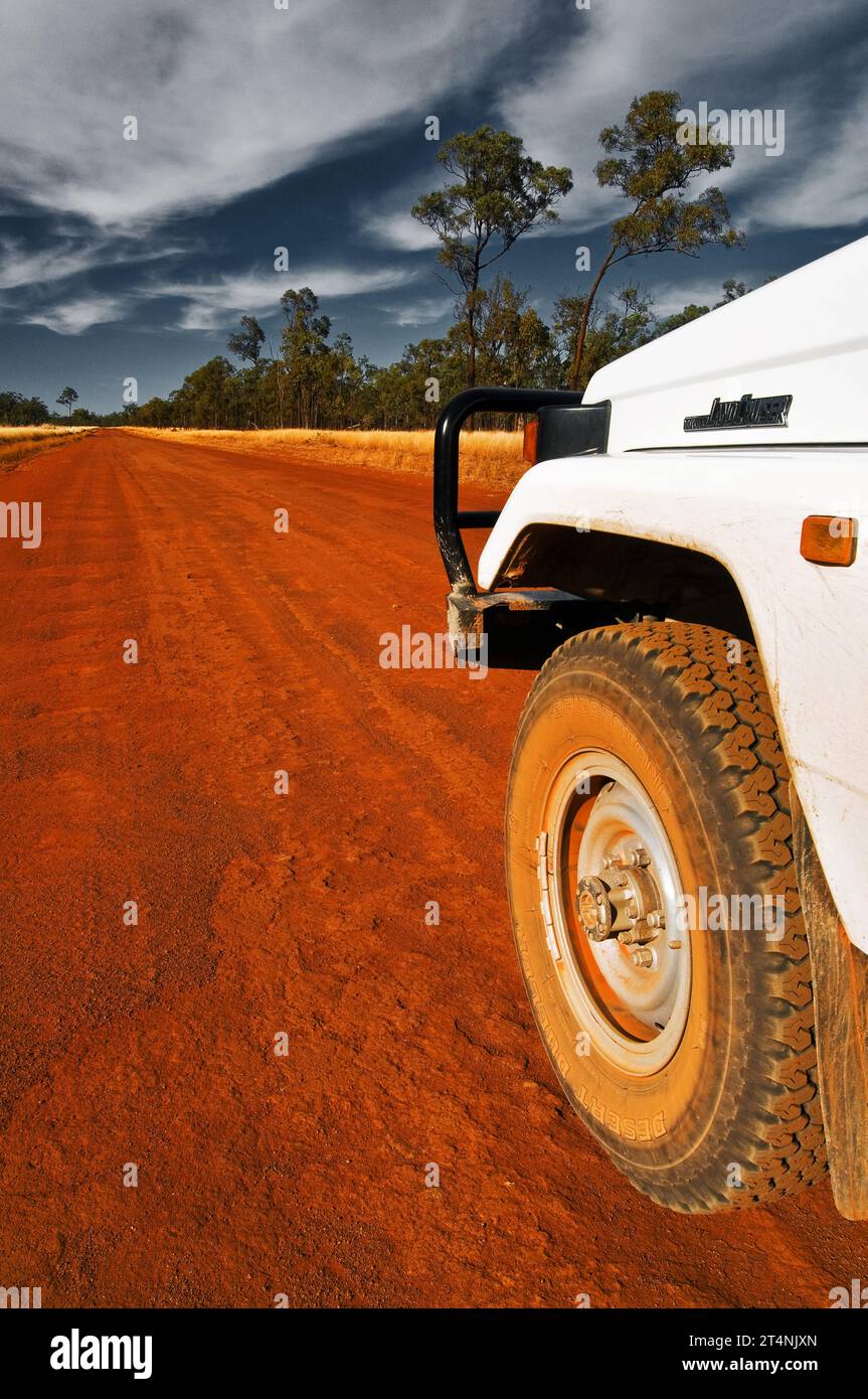 Toyota Landcruiser fährt auf einer Schotterstraße im Outback. Stockfoto