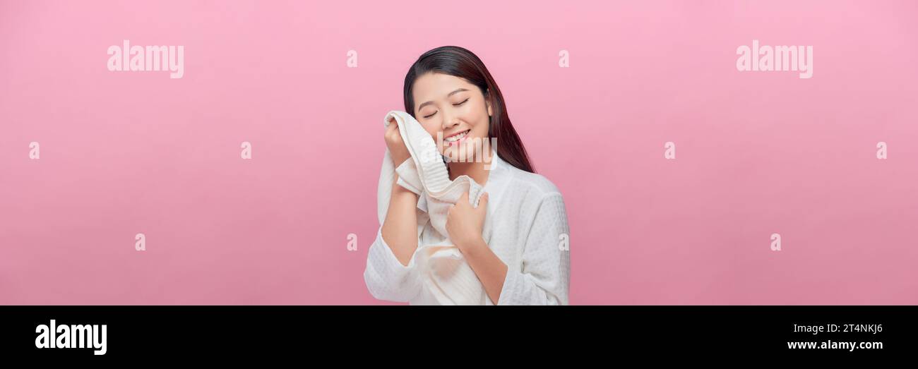 Asiatische junge Frau mit weißem Handtuch Reinigungsgesicht klare frische trockene Haut Stockfoto