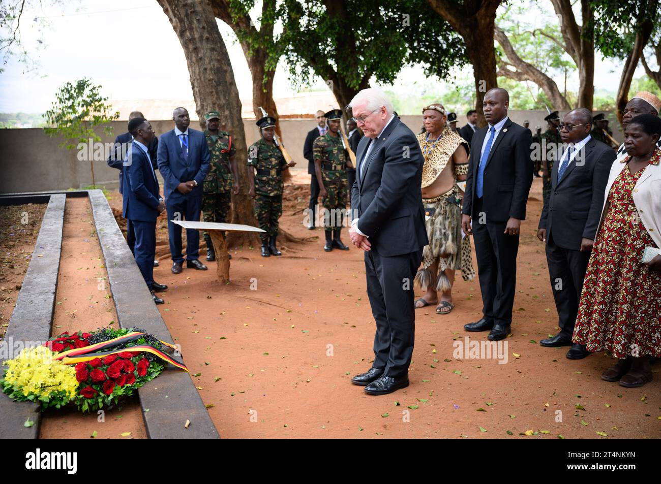 Songea, Tansania. November 2023. Bundespräsident Frank-Walter Steinmeier legt zusammen mit den Nachkommen der Helden des Maji-Maji-Krieges einen Kranz am Denkmal im Songea Memorial Park. Er beendete seine Tansania-Reise am Mittwoch mit einem Beitrag zur Auseinandersetzung mit der deutschen Kolonialgeschichte und traf Familien in Songea, deren Vorfahren in einem brutalen Krieg in der Kolonie Deutsch-Ostafrika ums Leben kamen. Quelle: Bernd von Jutrczenka/dpa/Alamy Live News Stockfoto