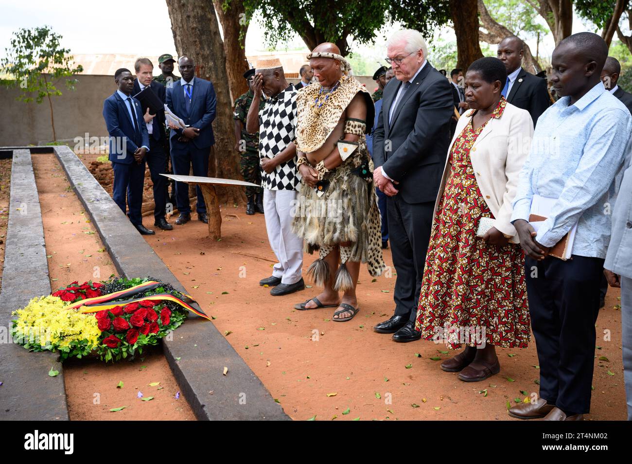 Songea, Tansania. November 2023. Bundespräsident Frank-Walter Steinmeier legt zusammen mit Nachfahren der Helden des Maji-Maji-Krieges einen Kranz am Denkmal im Songea Memorial Park. Präsident Steinmeier besucht diese Woche die ostafrikanischen Länder Tansania und Sambia. Quelle: Bernd von Jutrczenka/dpa/Alamy Live News Stockfoto