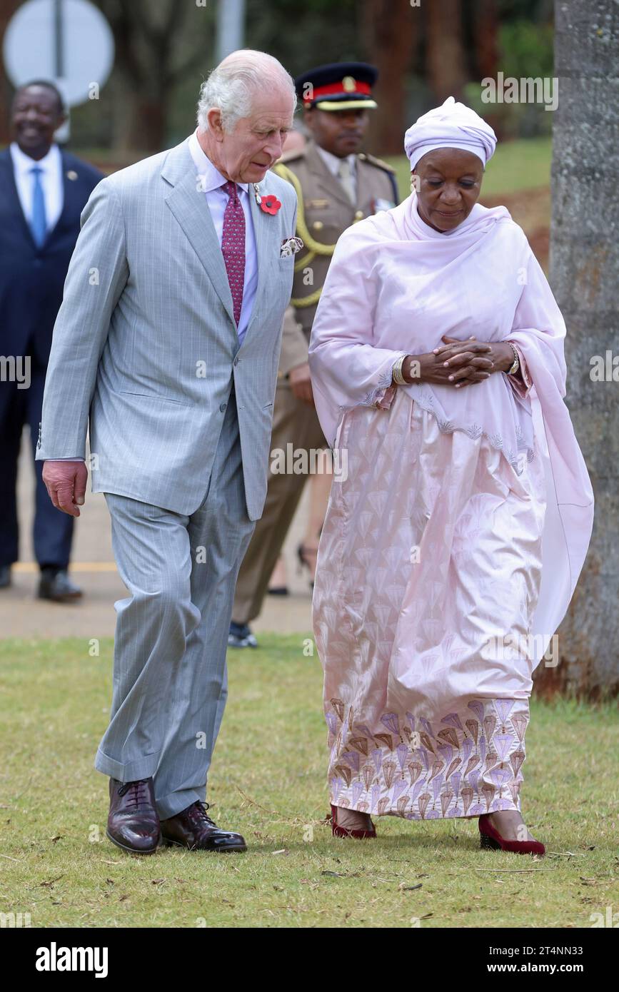 König Karl III. Während eines Besuchs im Büro der Vereinten Nationen Nairobi (UNON), um mehr über die Arbeit des Umweltprogramms der Vereinten Nationen (UNEP) und des Programms der Vereinten Nationen für menschliche Siedlung (UN Habitat) am zweiten Tag des Staatsbesuchs in Kenia zu erfahren. Bilddatum: Mittwoch, 1. November 2023. Stockfoto