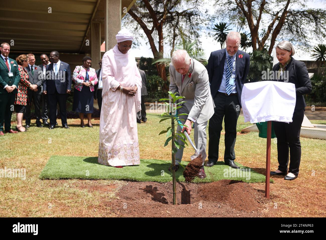 König Karl III. Pflanzt einen Baum während eines Besuchs im Büro der Vereinten Nationen Nairobi (UNON), um mehr über die Arbeit des Umweltprogramms der Vereinten Nationen (UNEP) und des Programms der Vereinten Nationen für menschliche Siedlung (UN Habitat) am zweiten Tag des Staatsbesuchs in Kenia zu erfahren. Bilddatum: Mittwoch, 1. November 2023. Stockfoto