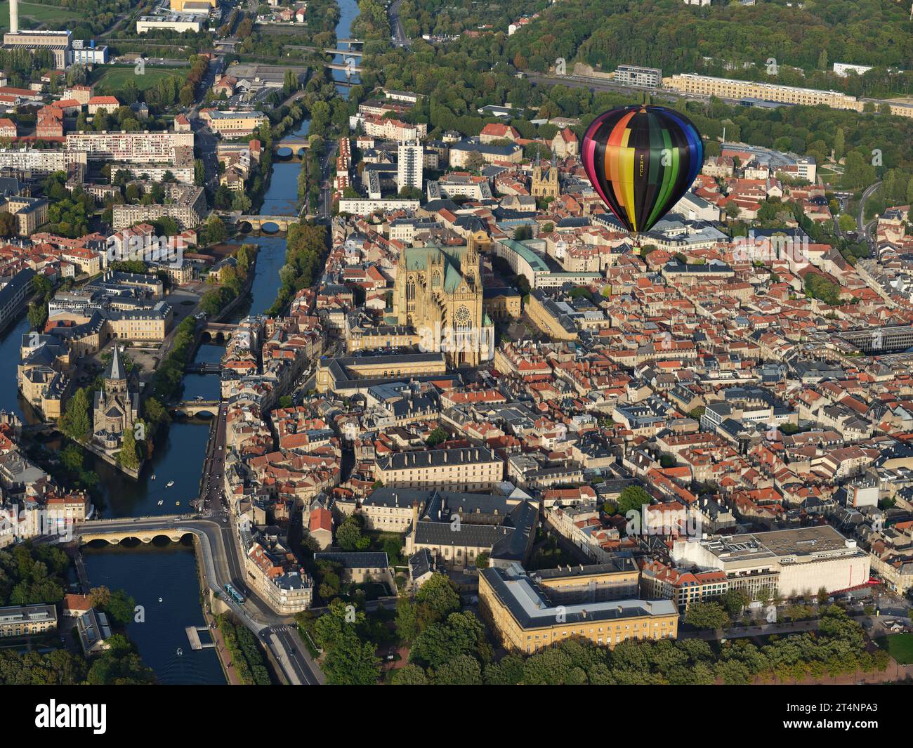 LUFT-LUFT-ANSICHT. Heißluftballon über der Stadt Metz. Moselle, Grand Est, Frankreich. Stockfoto