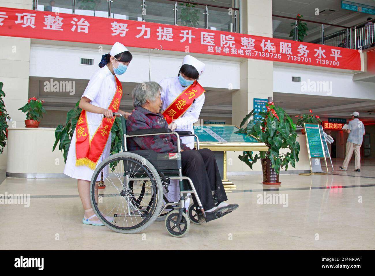 Luannan - 29. Juni: Krankenschwester mit Rollstuhlwagen ältere Patienten im Krankenhaus, am 29. Juni 2015, Luannan County, Provinz hebei, China Stockfoto